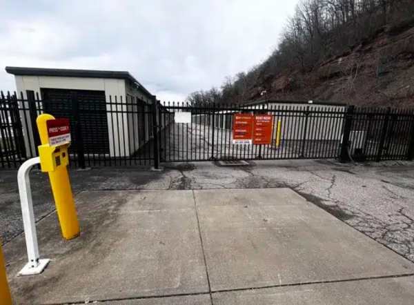 Facility photo: //images.sparefoot.com/medium/22639168d6c0c406ff8.jpg
