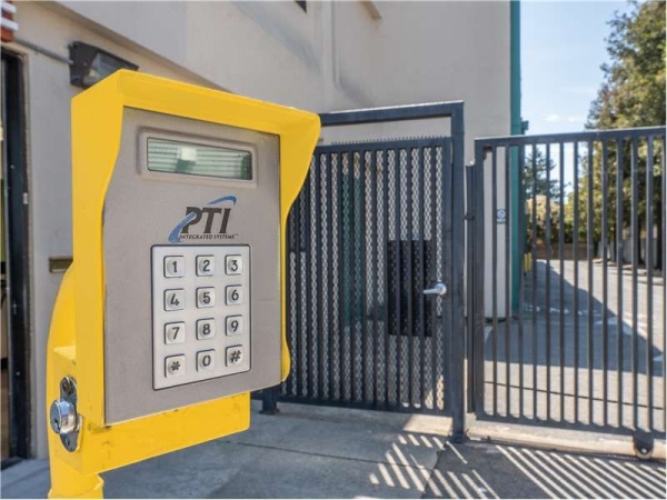 Facility photo: //images.sparefoot.com/medium/226555699432e0c6e80.jpg