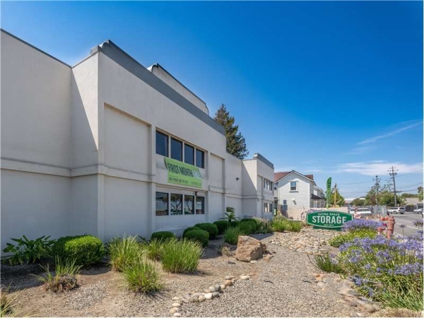 Facility photo: //images.sparefoot.com/medium/226555699432e403bae.jpg