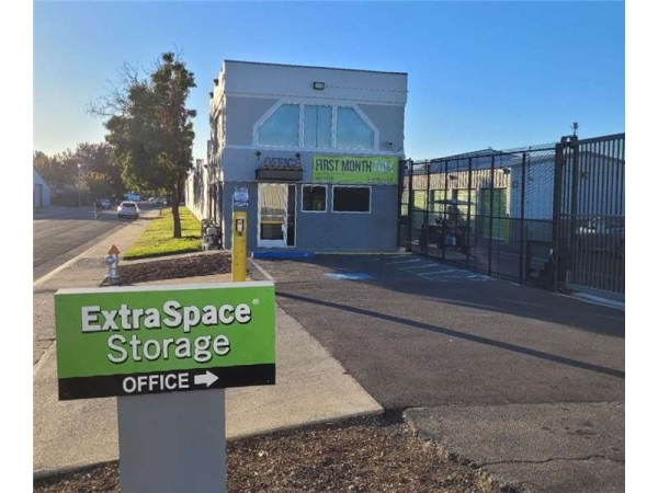 Storage Units at Extra Space Storage - 0341 - Sacramento - 5051 Perry Ave - 5051 Perry Avenue