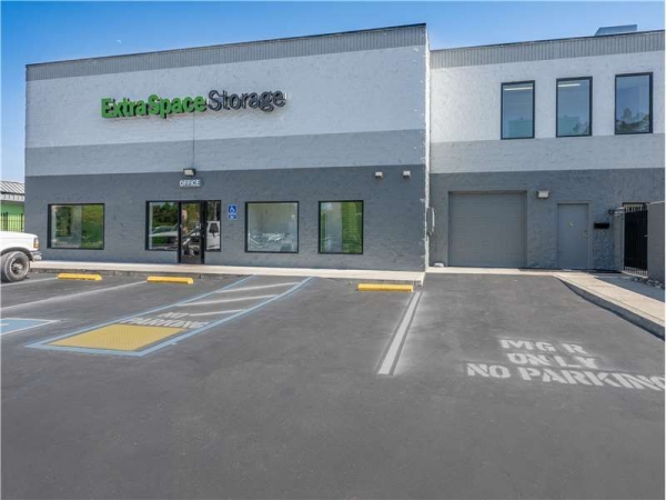 Facility photo: //images.sparefoot.com/medium/2265596994336a3b60b.jpg