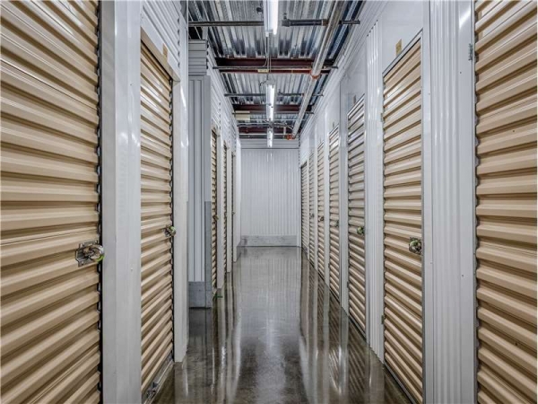 Facility photo: //images.sparefoot.com/medium/2265636994334ba6431.jpg