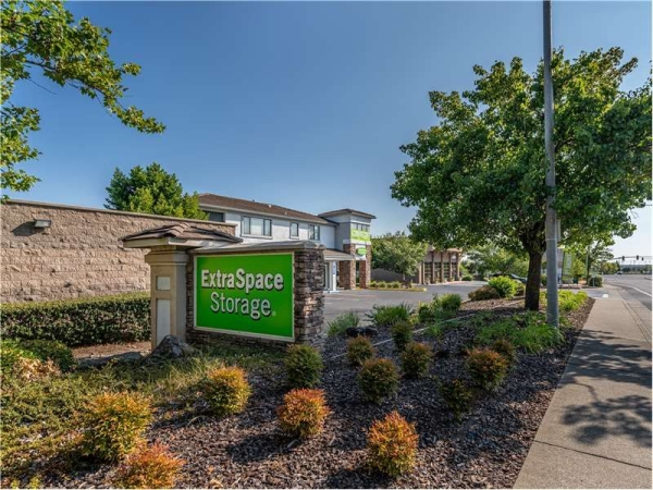 Facility photo: //images.sparefoot.com/medium/226565699433a55efb3.jpg