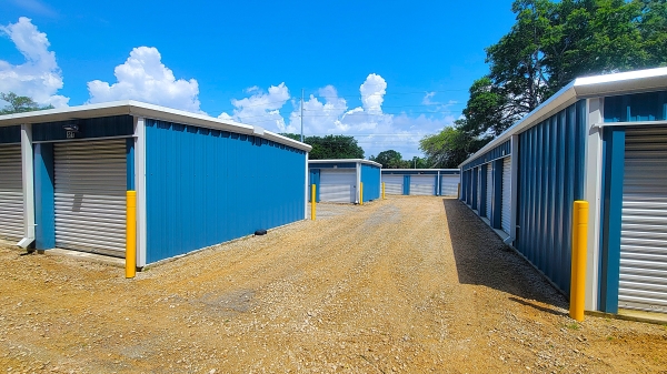 Facility photo: //images.sparefoot.com/medium/2265726a1d04bda1d49.jpg