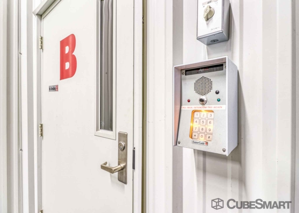 Facility photo: //images.sparefoot.com/medium/226588689066a3da8d7.jpg