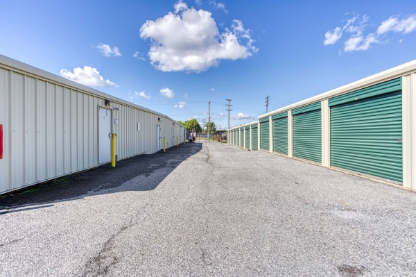 Facility photo: //images.sparefoot.com/medium/22660368811b6186f19.jpg