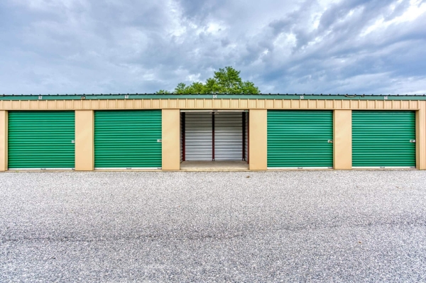 Facility photo: //images.sparefoot.com/medium/226620689e2aac214f5.jpg