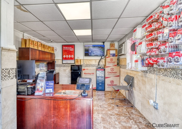 Facility photo: //images.sparefoot.com/medium/2266396a1968f7e3eac.jpg