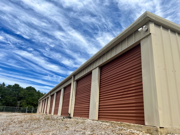 Facility photo: //images.sparefoot.com/medium/2267006384fd22eff8a.jpg