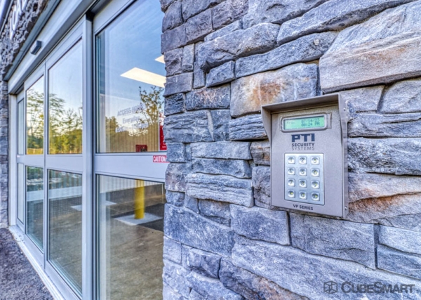Facility photo: //images.sparefoot.com/medium/22670968a836456cbf2.jpg