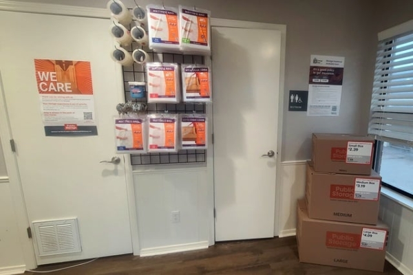Facility photo: //images.sparefoot.com/medium/226750687a491bba330.jpg