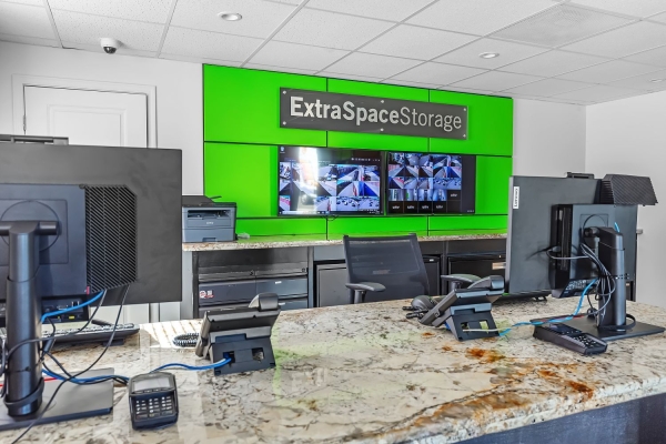 Facility photo: //images.sparefoot.com/medium/226776699432bad3550.jpg