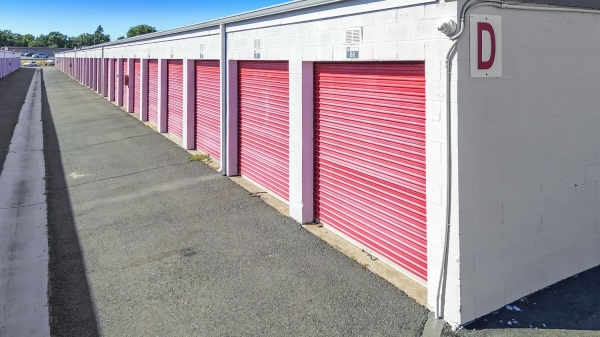 Facility photo: //images.sparefoot.com/medium/226776699432bbe8bd0.jpg