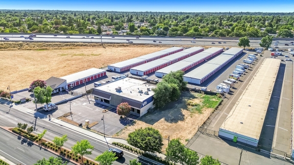 Facility photo: //images.sparefoot.com/medium/226776699432bdd517c.jpg