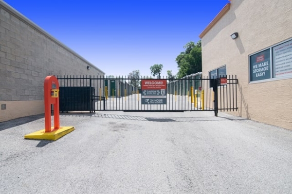 Facility photo: //images.sparefoot.com/medium/2268906a032e091c437.jpg