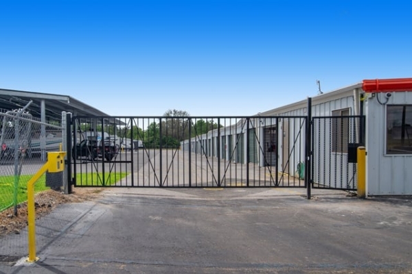 Facility photo: //images.sparefoot.com/medium/22689169e4d540e6d55.jpg