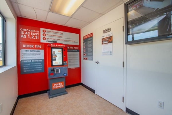 Facility photo: //images.sparefoot.com/medium/22689169e627287e41d.jpg