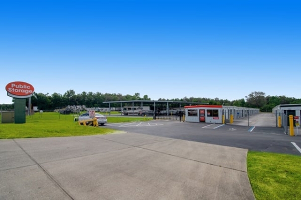 Facility photo: //images.sparefoot.com/medium/22689169f5f99e70430.jpg