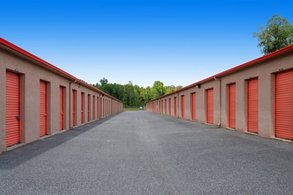 Facility photo: //images.sparefoot.com/medium/2268926878f5cda9a40.jpg