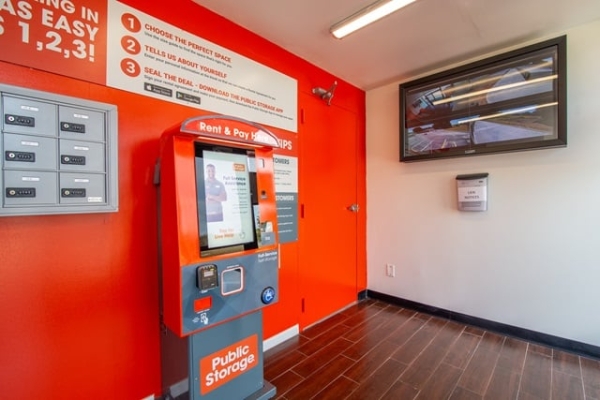 Facility photo: //images.sparefoot.com/medium/226894693832f484b03.jpg