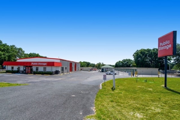 Facility photo: //images.sparefoot.com/medium/22689469f4a88aa3e61.jpg