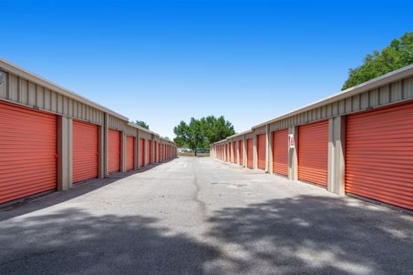 Facility photo: //images.sparefoot.com/medium/2268956878f55032ea3.jpg