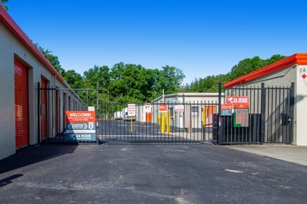 Facility photo: //images.sparefoot.com/medium/2268966878f5fe09a47.jpg