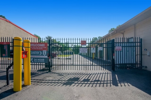 Facility photo: //images.sparefoot.com/medium/2268986884d3a8687f9.jpg