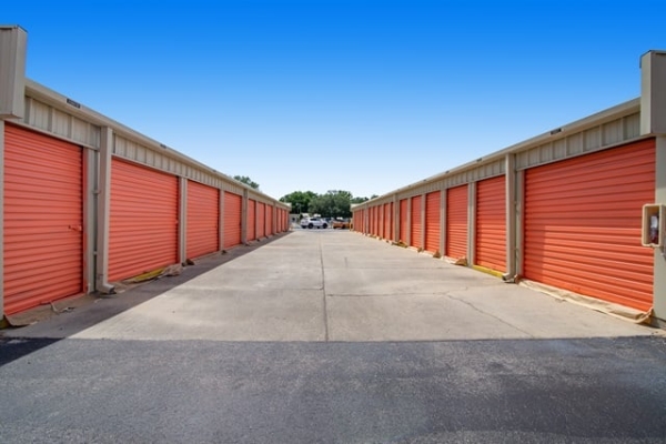 Facility photo: //images.sparefoot.com/medium/22690069f5fa132e285.jpg