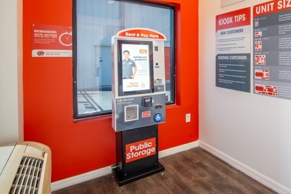 Facility photo: //images.sparefoot.com/medium/22690269f7492b866b2.jpg