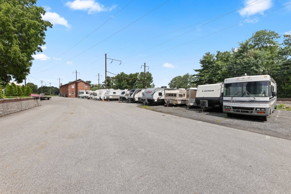 Facility photo: //images.sparefoot.com/medium/226938671be88f2d609.jpg