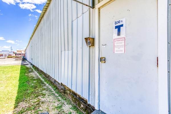 Facility photo: //images.sparefoot.com/medium/2269396889203b9c145.jpg