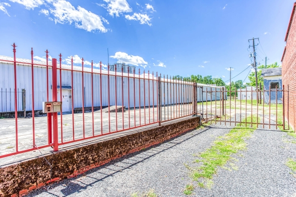 Facility photo: //images.sparefoot.com/medium/2269396889205bbf5b6.jpg