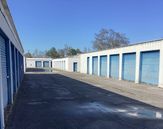 Facility photo: //images.sparefoot.com/medium/22694068810d7bf401d.jpeg