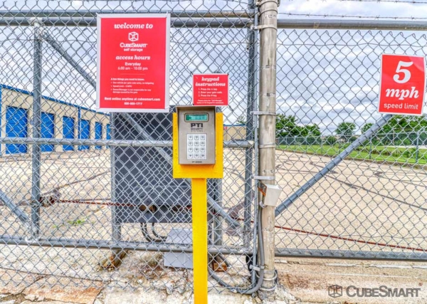 Facility photo: //images.sparefoot.com/medium/22696869fc464e1f5ae.jpg