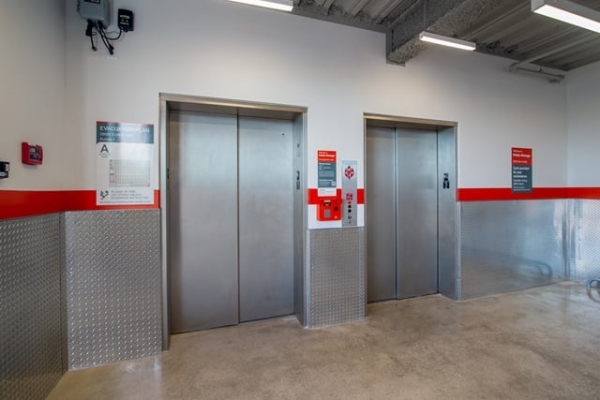 Facility photo: //images.sparefoot.com/medium/226983687cea1f26541.jpg