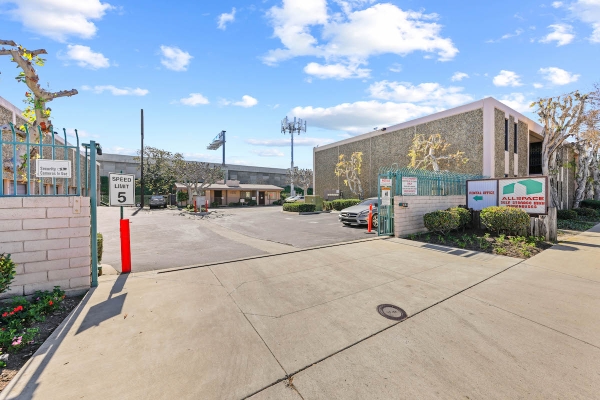 Facility photo: //images.sparefoot.com/medium/22698863e411226d4e5.jpg