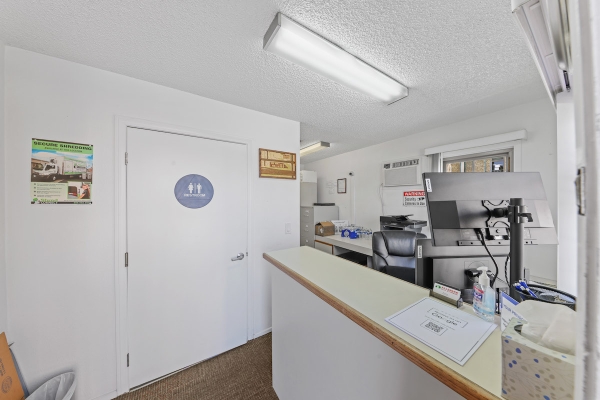 Facility photo: //images.sparefoot.com/medium/22698863e4112bec0c4.jpg