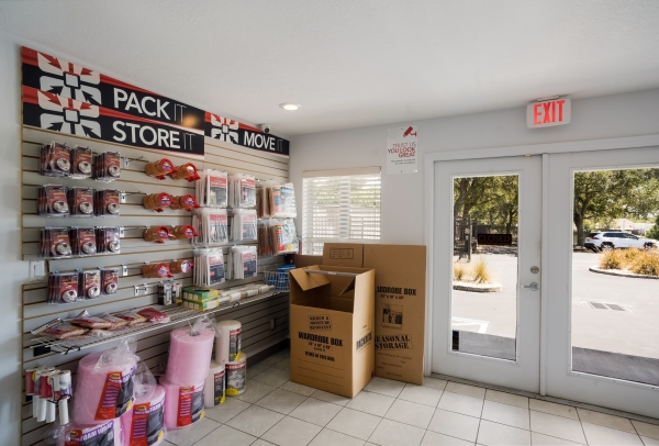 Facility photo: //images.sparefoot.com/medium/227091651c40d6d8436.jpg