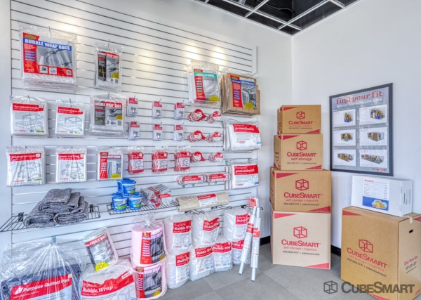 Facility photo: //images.sparefoot.com/medium/227375686f8c008cb5b.jpg