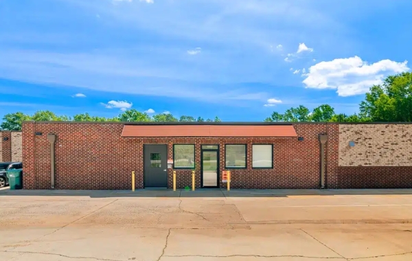 Facility photo: //images.sparefoot.com/medium/22742068dd5e85afcc7.jpg