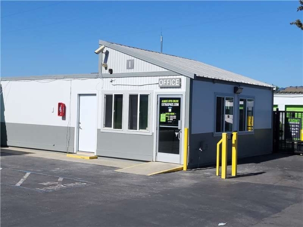 Facility photo: //images.sparefoot.com/medium/227437699433530d649.jpg