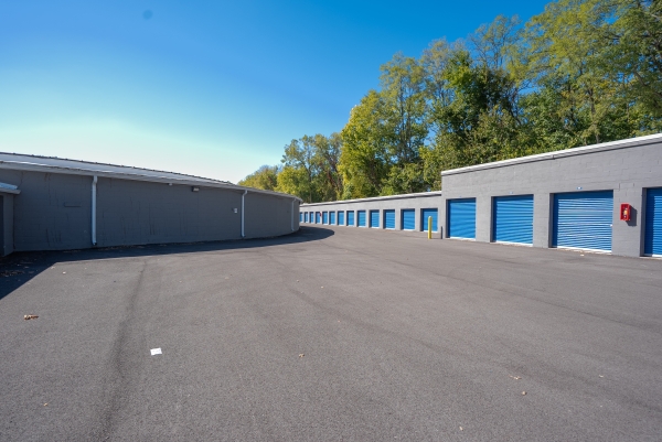 Facility photo: //images.sparefoot.com/medium/2275056914b47f24fb1.jpg