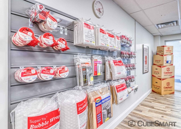 Facility photo: //images.sparefoot.com/medium/227511691f05fc7f4e8.jpg