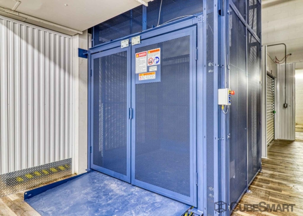 Facility photo: //images.sparefoot.com/medium/227511697f2f66379bf.jpg