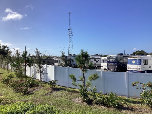 Facility photo: //images.sparefoot.com/medium/2276146776e2c648f63.jpeg