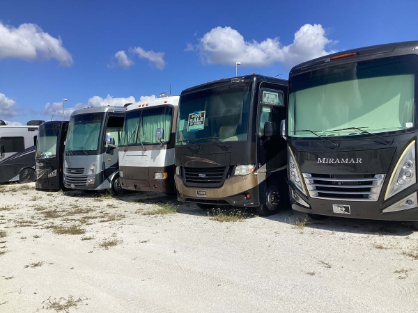 Facility photo: //images.sparefoot.com/medium/2276146776e2c91be68.jpeg