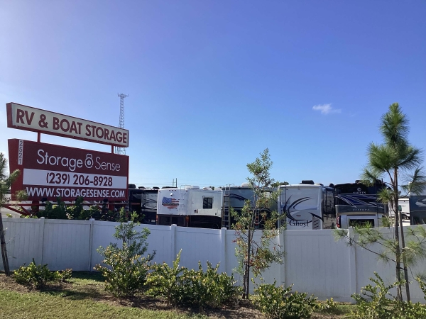 Facility photo: //images.sparefoot.com/medium/2276146776e2cdc4640.jpeg