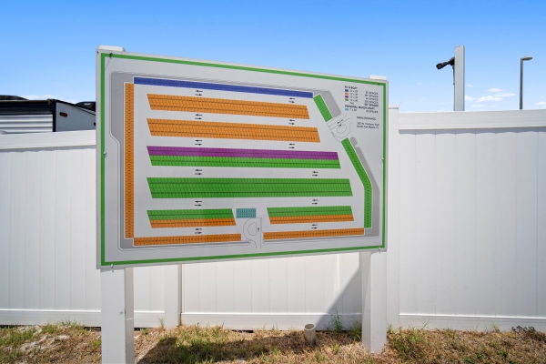 Facility photo: //images.sparefoot.com/medium/227614684adf3056a9d.jpg