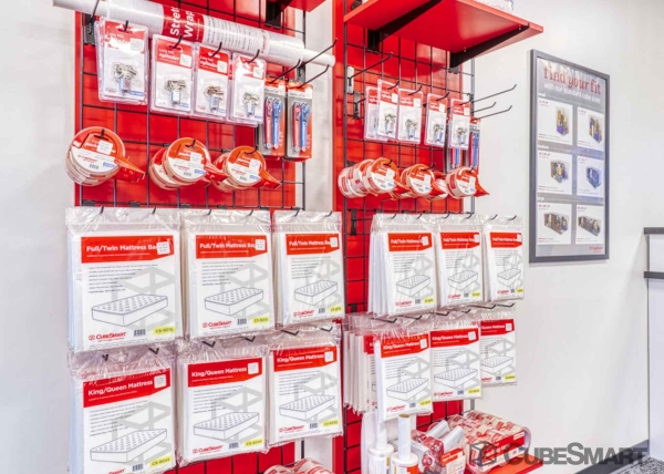 Facility photo: //images.sparefoot.com/medium/227636693a9e2b2d4ed.jpg